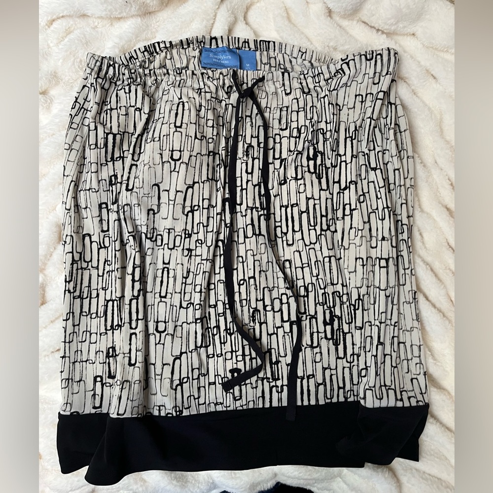 Vera Wang Simply Vera poly/spandex black/cream abstract print skirt❣️